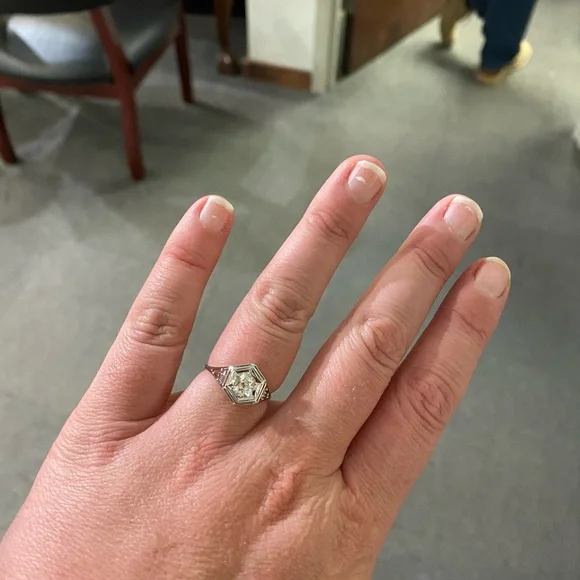 Vintage Art Deco Engagement Diamond Ring - Picture 4 of 8